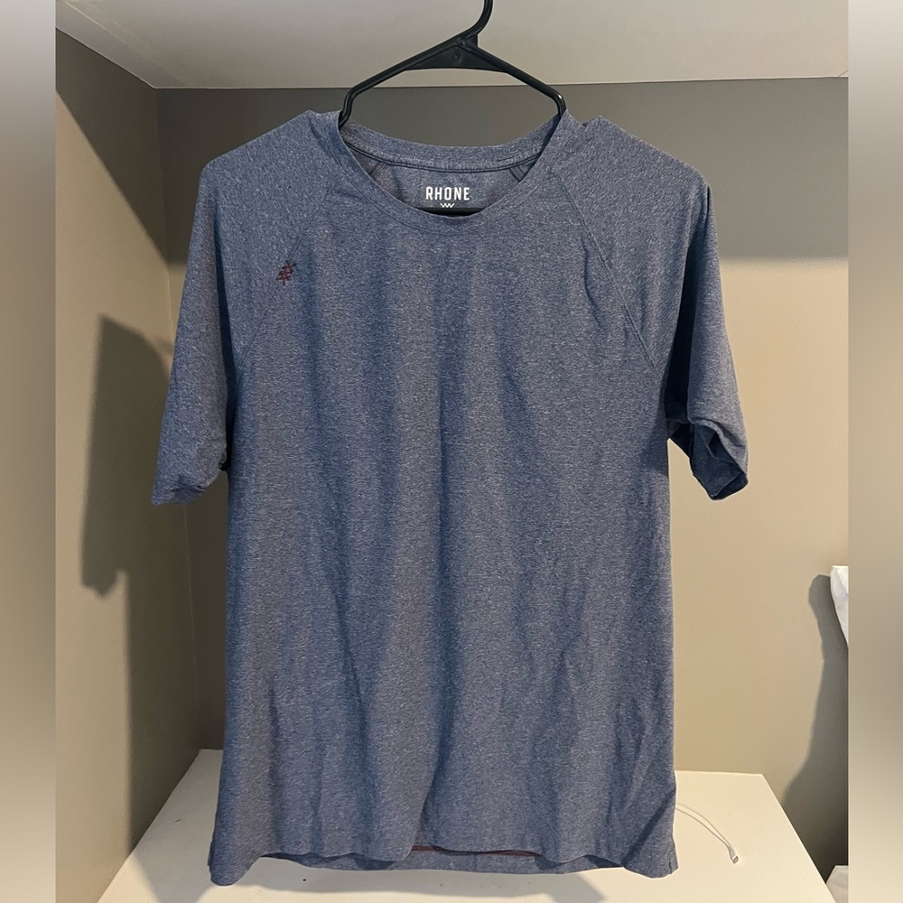 Rhone reign short sleeve workout shirt